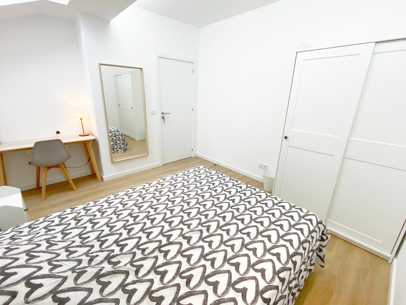 Spacious Private Double-Bed Room 1 in Arroios — Rosa Damasceno 4th Floor, São Jorge de Arroios