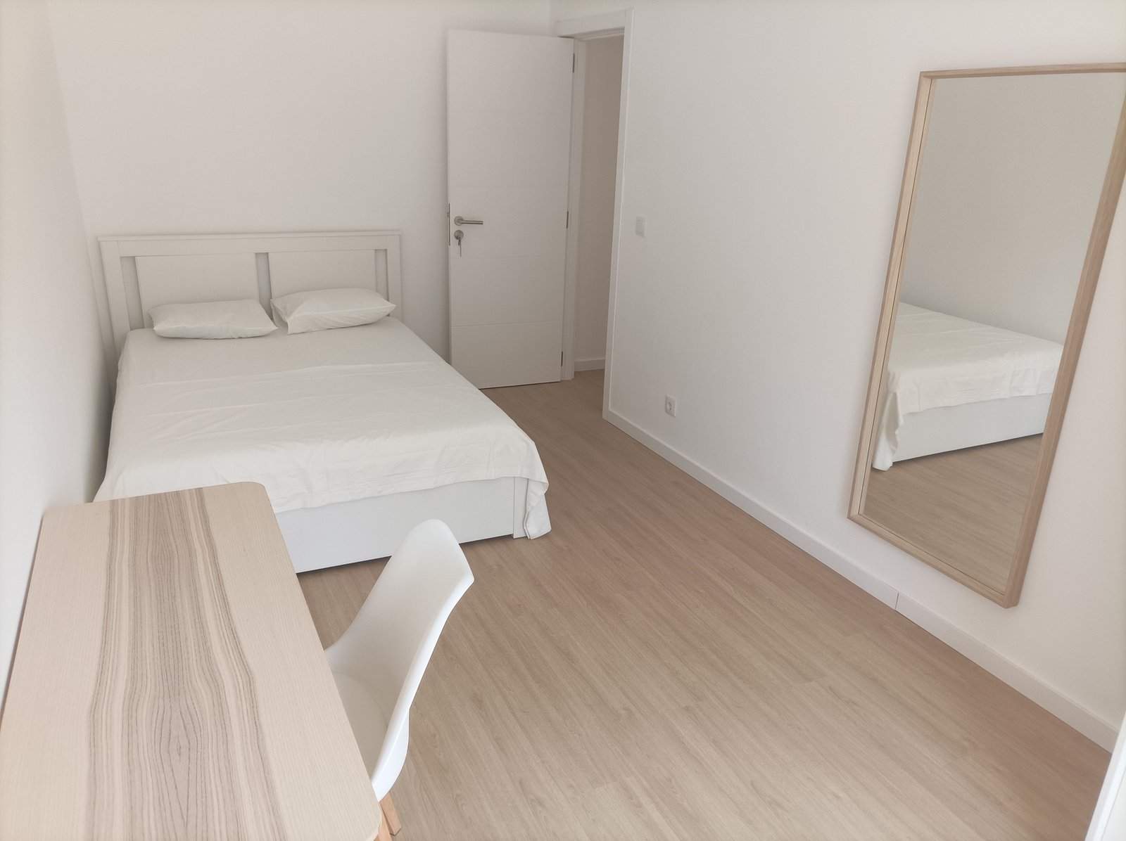 Cozy & Inviting Double Room 3 — Rosa Damasceno 3rd Floor, São Jorge de Arroios