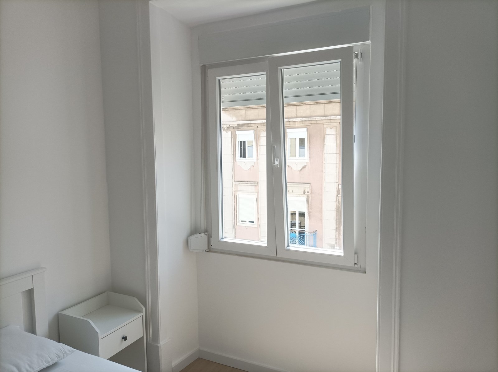 Bright & Cozy Double Room 1 with Natural Light — Rosa Damasceno 3rd Floor, São Jorge de Arroios