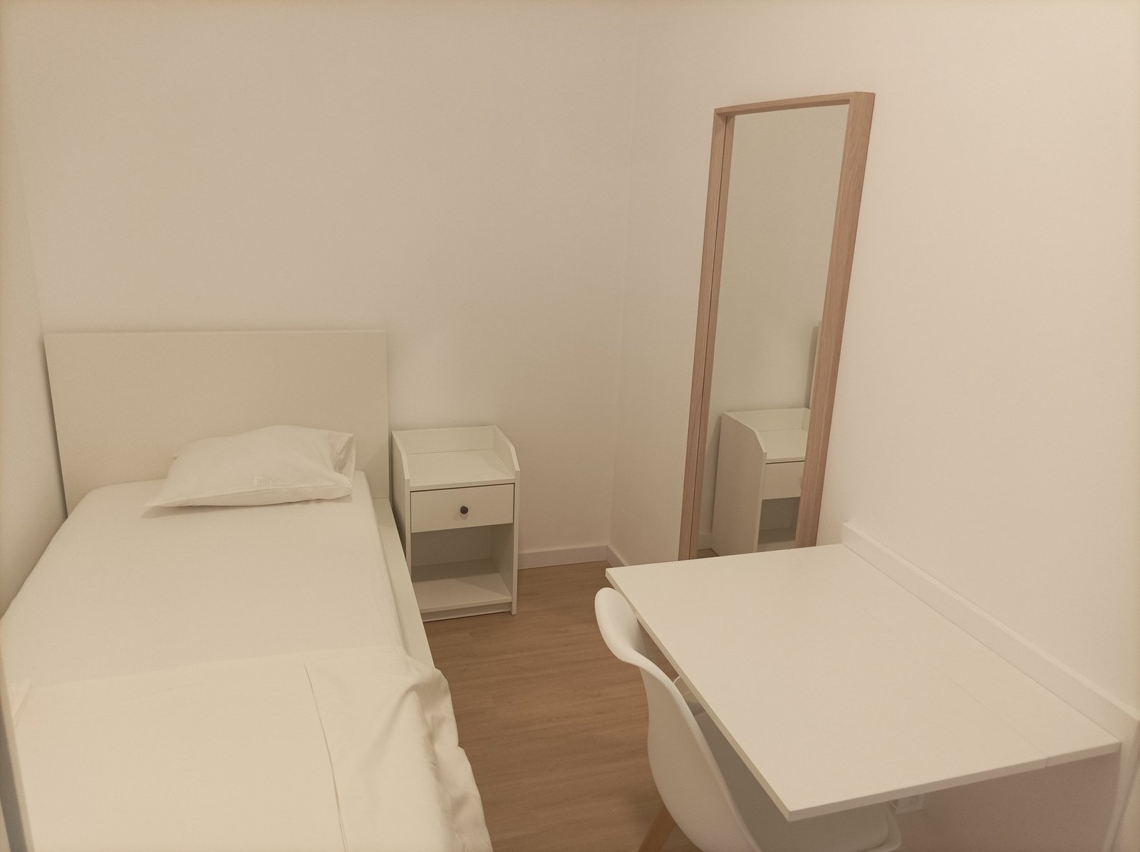 Peaceful & Quiet Single-Bed Room 5 in 6-bedroom Apartment — Rosa Damasceno 3rd Floor, São Jorge de Arroios
