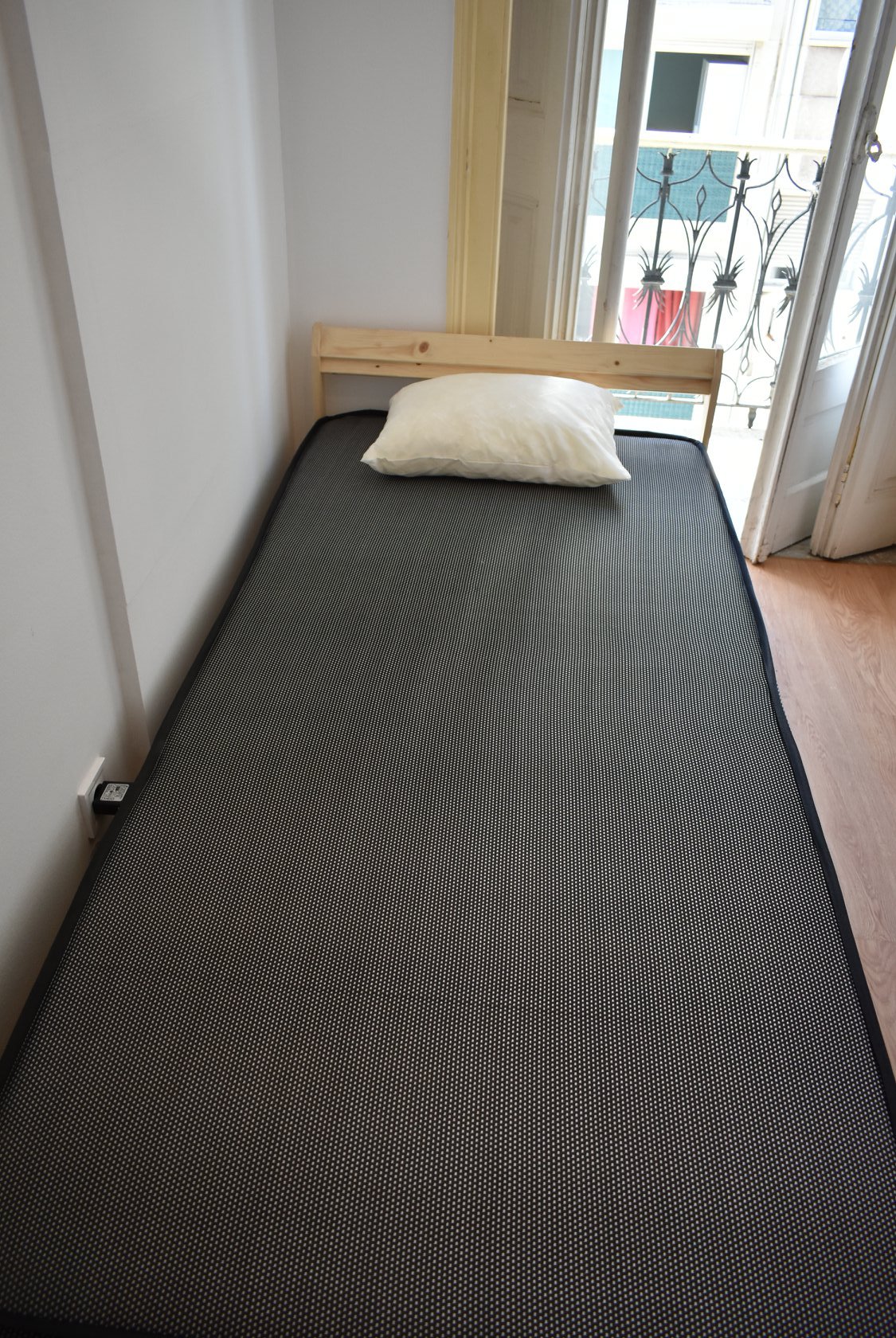 Cozy Single Room 5 with Desk & City View
