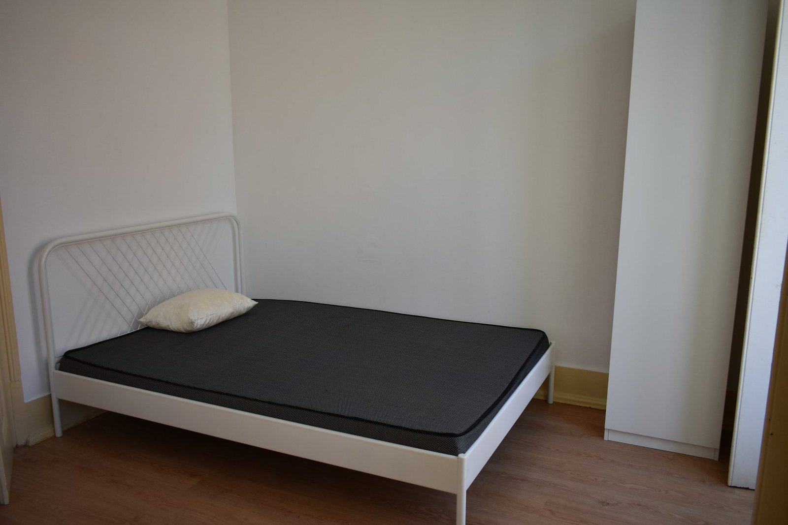 Light-Filled Double Room 7 with Desk & Window