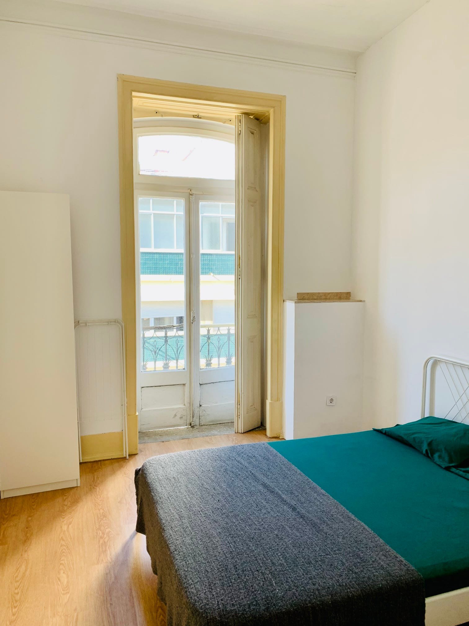 Sunny Double Room 2 with Desk & City View