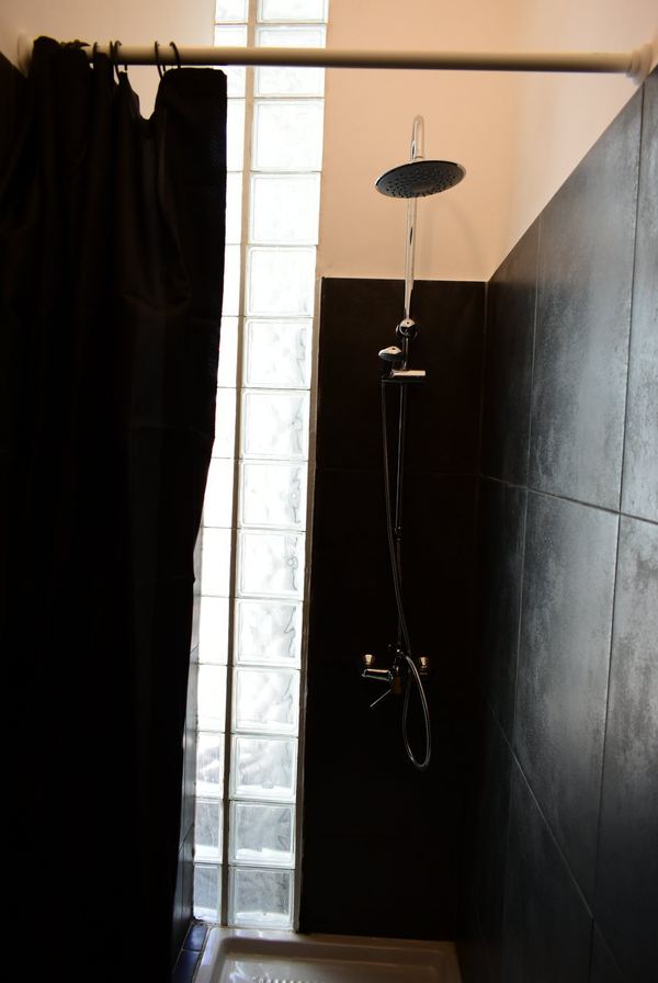 Inviting Double Room 6 with Desk & Natural Light — photo 17