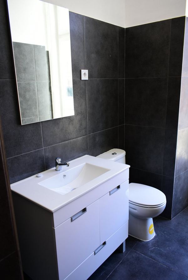 Inviting Double Room 6 with Desk & Natural Light — photo 20