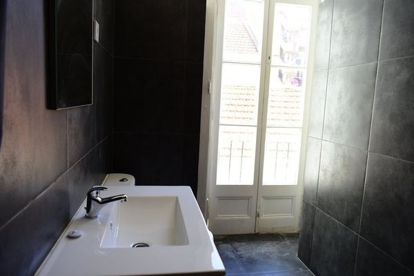 Inviting Double Room 6 with Desk & Natural Light — photo 21