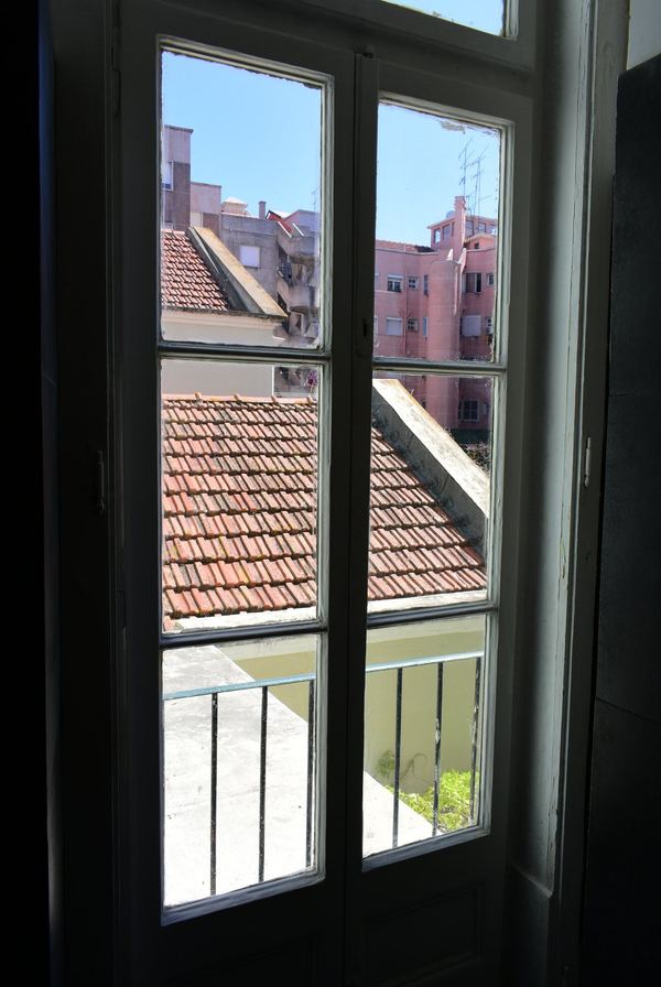 Inviting Double Room 6 with Desk & Natural Light — photo 22