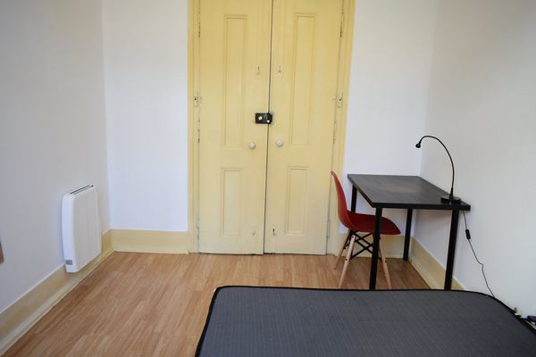 Inviting Double Room 6 with Desk & Natural Light — photo 30