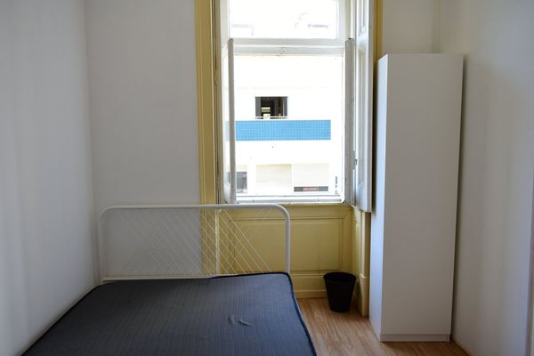 Inviting Double Room 6 with Desk & Natural Light — photo 31
