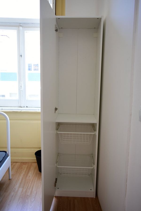 Inviting Double Room 6 with Desk & Natural Light — photo 36