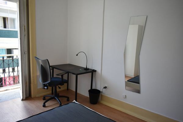Inviting Double Room 6 with Desk & Natural Light — photo 69