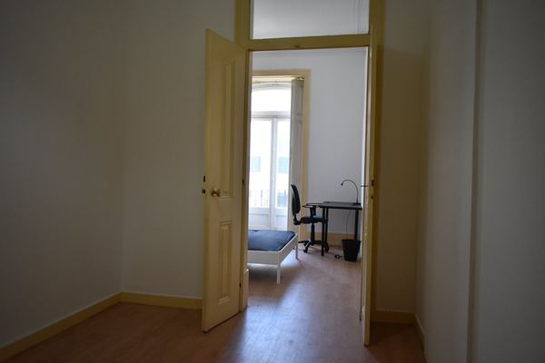 Inviting Double Room 6 with Desk & Natural Light — photo 70