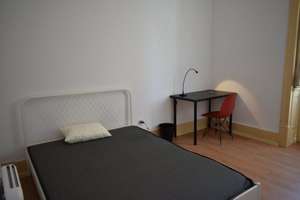 Inviting Double Room 6 with Desk & Natural Light — photo 2