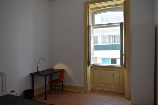 Inviting Double Room 6 with Desk & Natural Light — photo 3