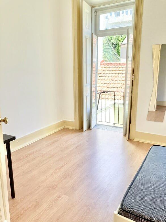 Inviting Double Room 6 with Desk & Natural Light — photo 59