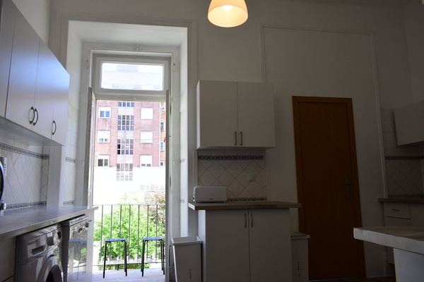 Inviting Double Room 6 with Desk & Natural Light — photo 8
