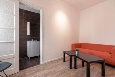 Inviting Double Room 4 with Natural Light — photo 8