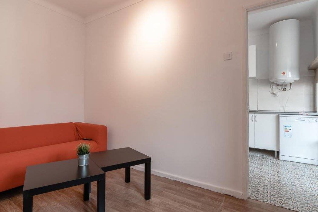 Inviting Double Room 4 with Natural Light — photo 11