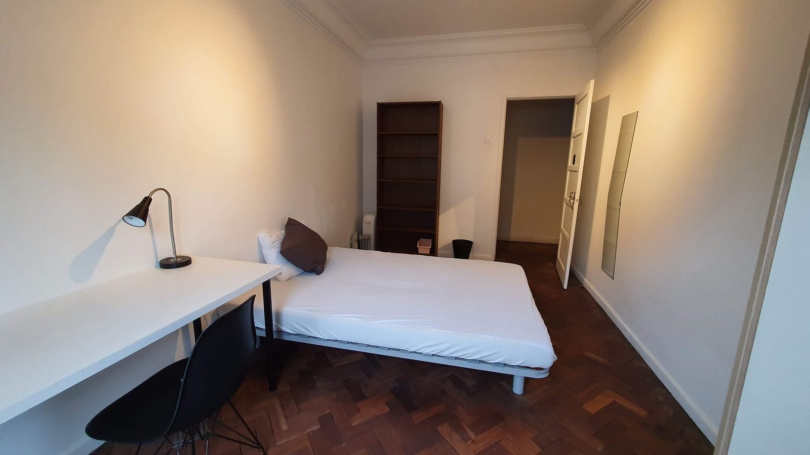 Inviting Double Room 4 with Natural Light — photo 35