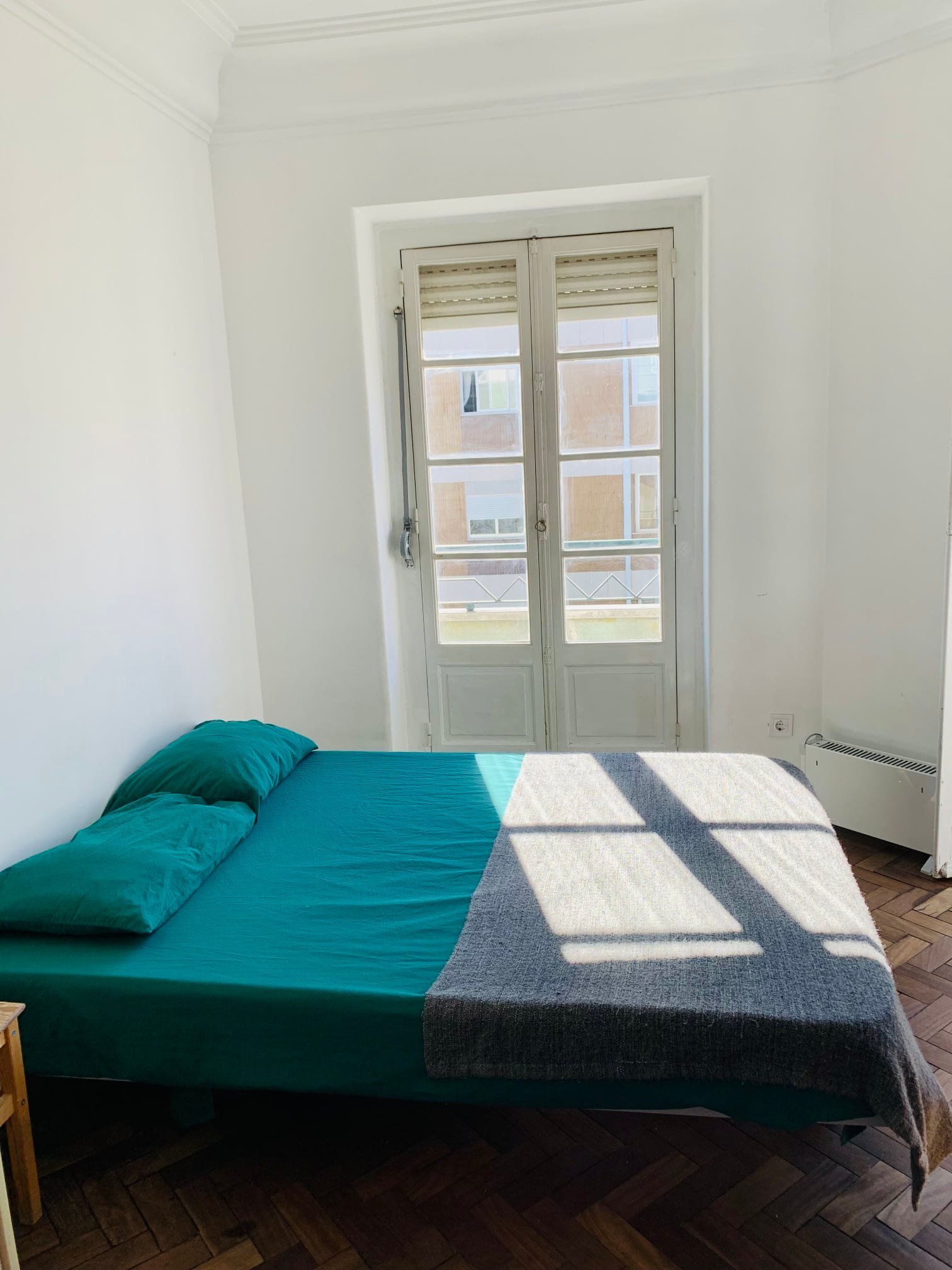Inviting Double Room 3 with Natural Light & City View — Flat O, São Jorge de Arroios