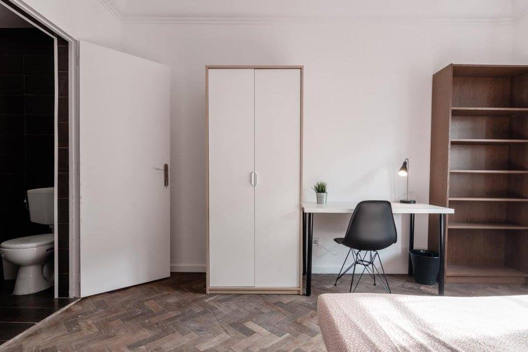 Inviting Double Room 4 with Natural Light — photo 25