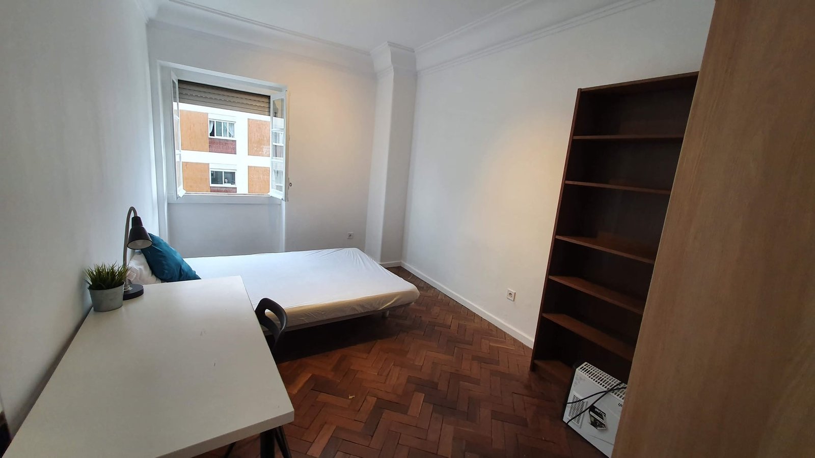 Inviting Double Room 4 with Natural Light — photo 4