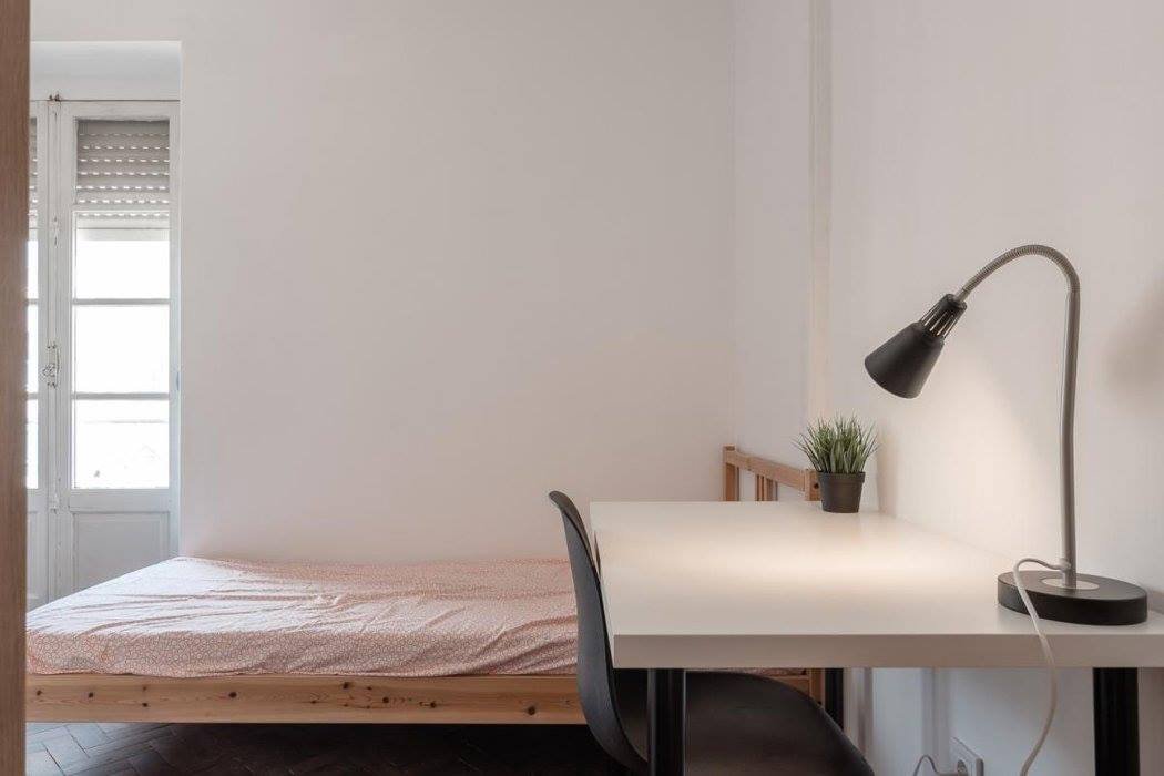 Sunny Single Room 2 with Balcony in a Shared Student Apartment — Flat O, São Jorge de Arroios
