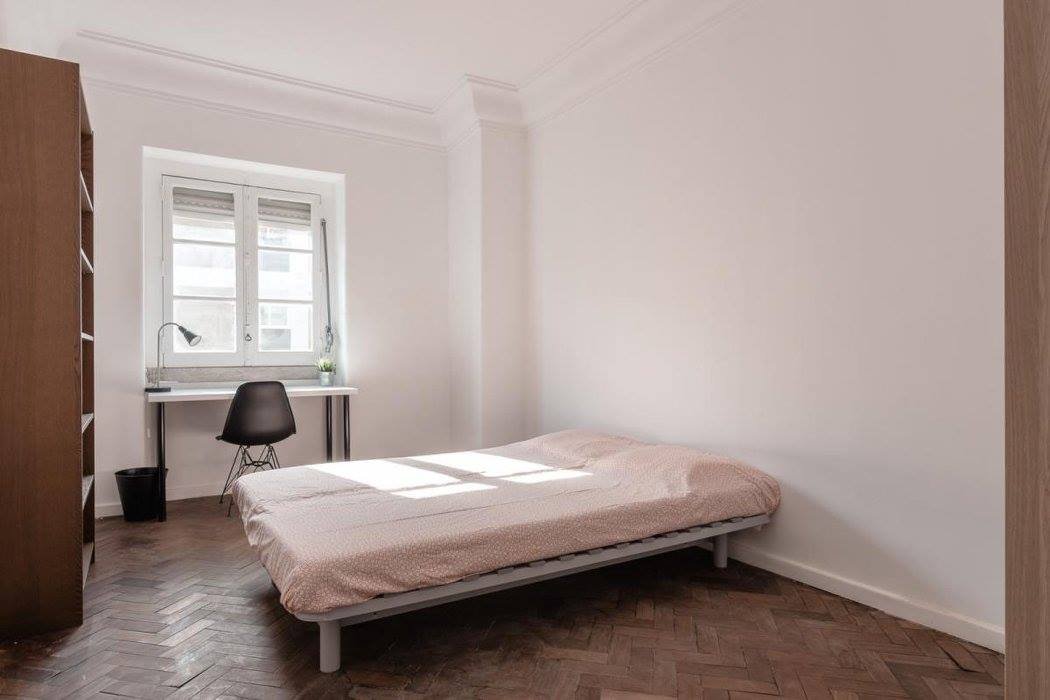 Warm Double Room 5 with Natural Light & City View — Flat O, São Jorge de Arroios