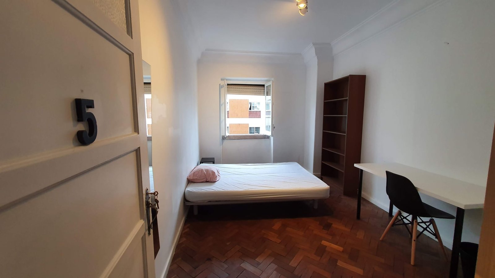Inviting Double Room 4 with Natural Light — photo 50