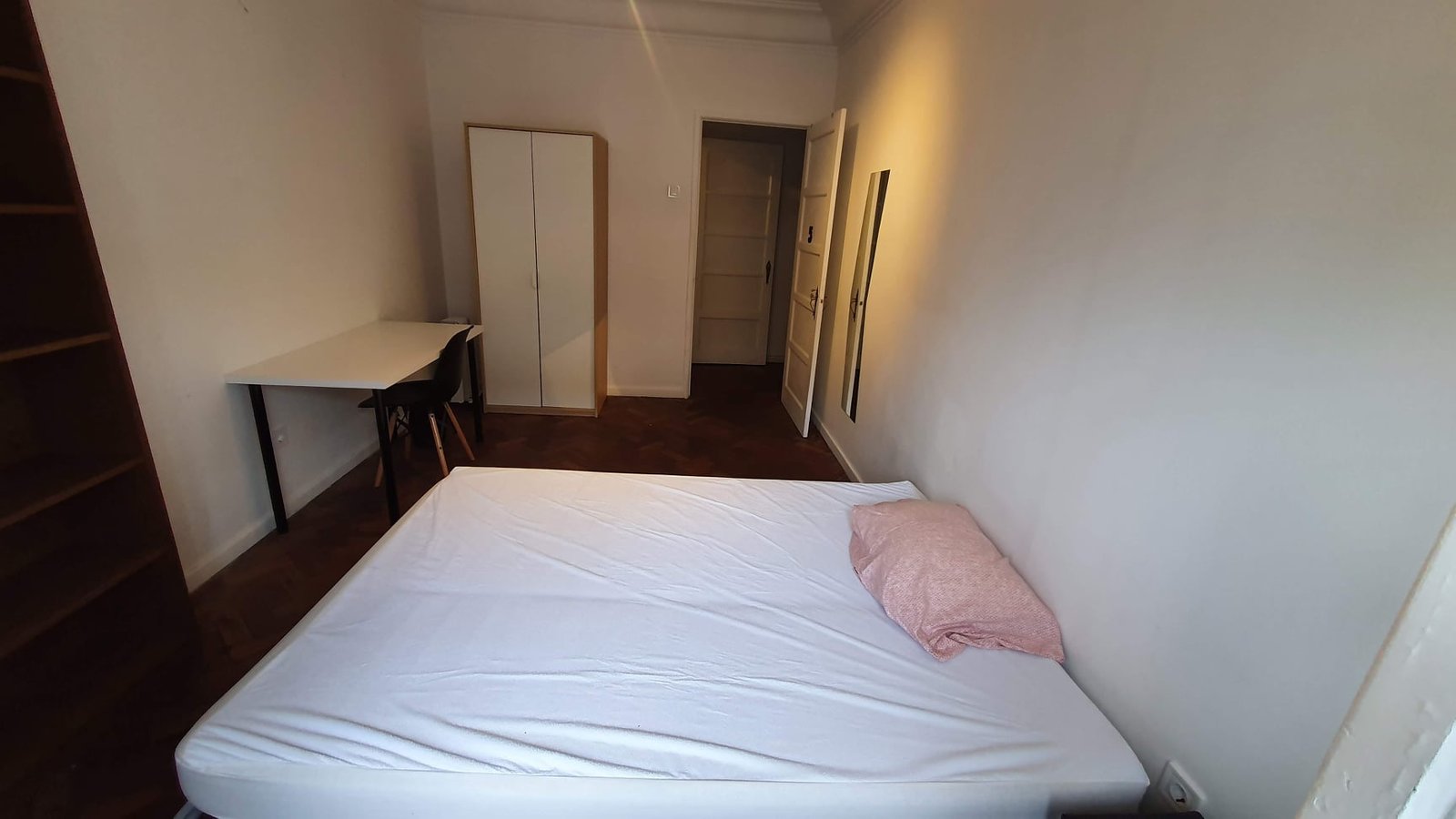 Inviting Double Room 4 with Natural Light — photo 51