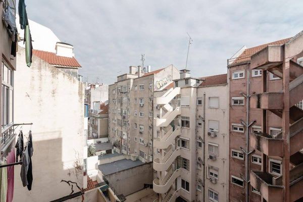 Inviting Double Room 3 with Natural Light & City View — photo 11