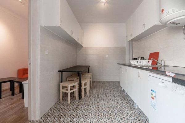 Inviting Double Room 3 with Natural Light & City View — photo 20
