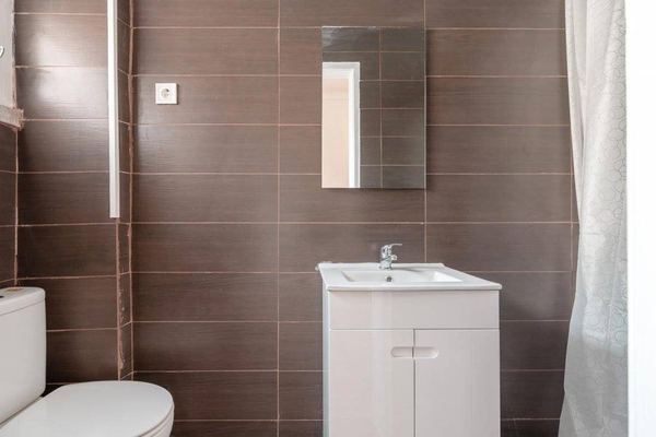 Inviting Double Room 3 with Natural Light & City View — photo 22