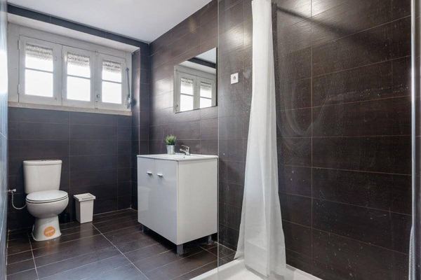 Inviting Double Room 3 with Natural Light & City View — photo 23
