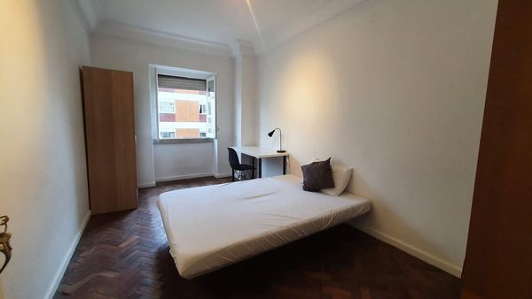 Inviting Double Room 3 with Natural Light & City View — photo 33