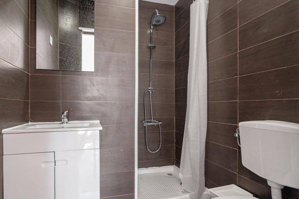 Inviting Double Room 3 with Natural Light & City View — photo 26