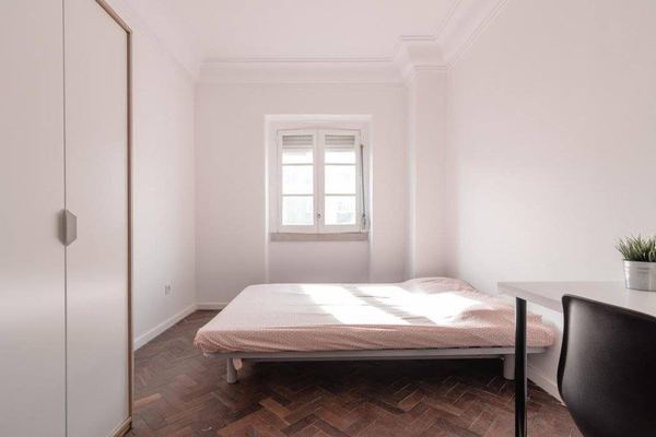 Inviting Double Room 3 with Natural Light & City View — photo 36