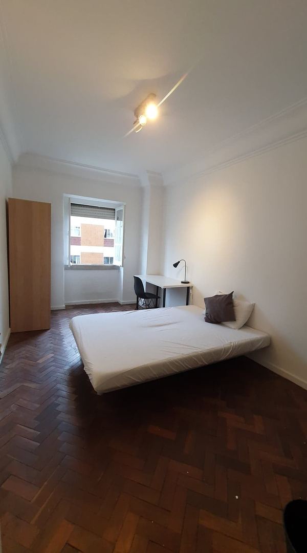 Inviting Double Room 3 with Natural Light & City View — photo 38