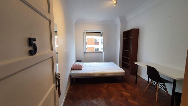 Inviting Double Room 3 with Natural Light & City View — photo 50