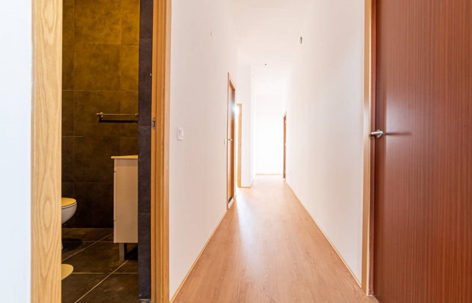 Light-Filled Single Room 1 with Wardrobe & Desk — photo 12