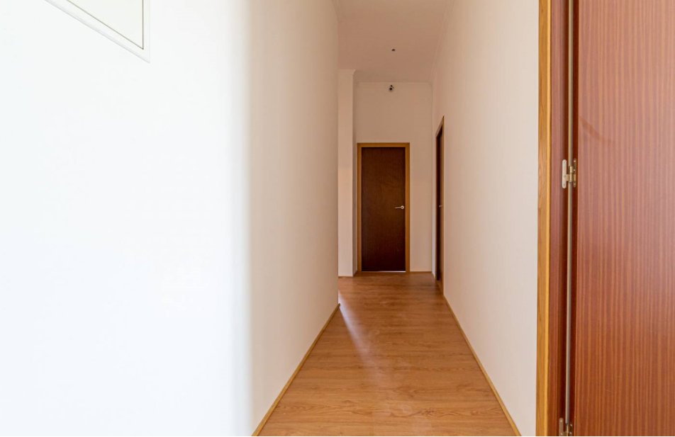 Light-Filled Single Room 1 with Wardrobe & Desk — photo 13