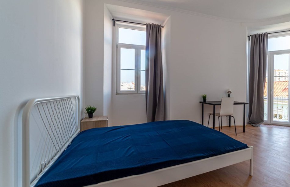 Bright Double Room 3 with Desk & Natural Light — Flat Y, São Domingos de Benfica