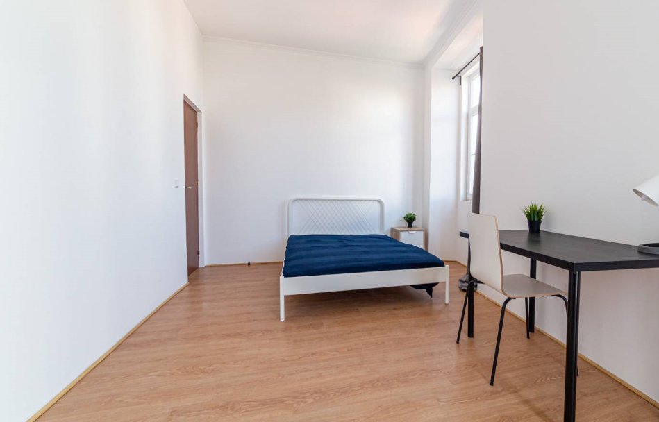 Light-Filled Single Room 1 with Wardrobe & Desk — photo 17