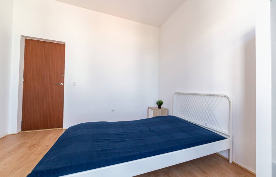 Bright Double Room 4 with Desk & Balcony Access — Flat Y, São Domingos de Benfica