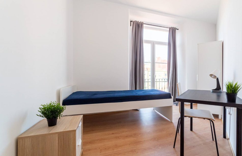 Cozy Single Room 7 with Desk & Balcony Access — Flat Y, São Domingos de Benfica