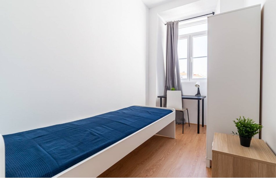 Cozy Single Room 8 with Desk & Natural Light — Flat Y, São Domingos de Benfica