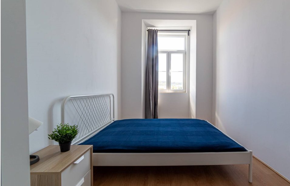 Light-Filled Single Room 1 with Wardrobe & Desk — photo 2