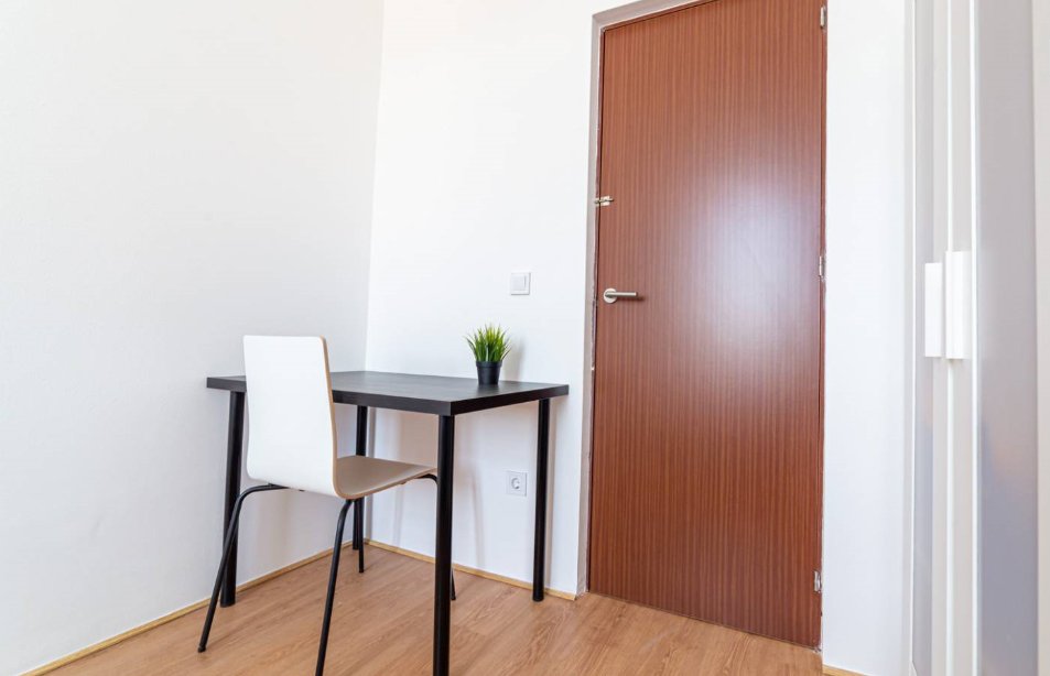 Light-Filled Single Room 1 with Wardrobe & Desk — photo 3
