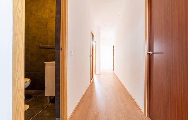 Cozy Single Room 7 with Desk & Balcony Access — photo 11