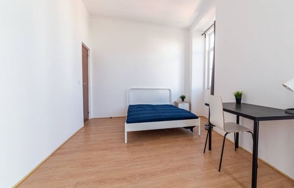 Cozy Single Room 7 with Desk & Balcony Access — photo 16